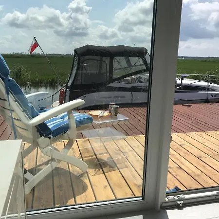 ホリデーパーク Baltic Waterfront Yacht House - Private Garden & Watersports Included