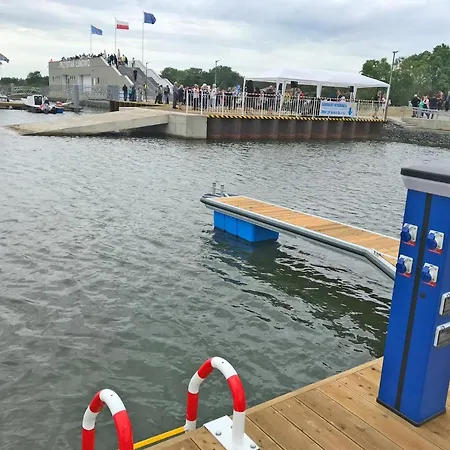 Baltic Waterfront Yacht House - Private Garden & Watersports Included ホリデーパーク シフィノウイシチェ