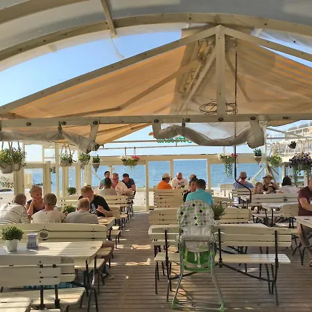 ホリデーパーク Baltic Waterfront Yacht House - Private Garden & Watersports Included *