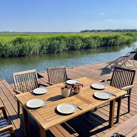 ホリデーパーク Baltic Waterfront Yacht House - Private Garden & Watersports Included シフィノウイシチェ