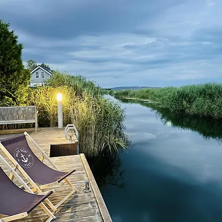 ホリデーパーク Baltic Waterfront Yacht House - Private Garden & Watersports Included *
