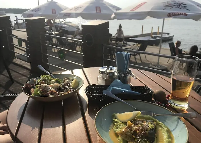 假日公园 Baltic Waterfront Yacht House - Private Garden & Watersports Included 斯维诺乌伊希切