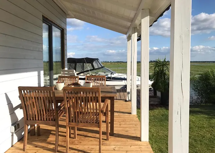 Baltic Waterfront Yacht House - Private Garden & Watersports Included 假日公园