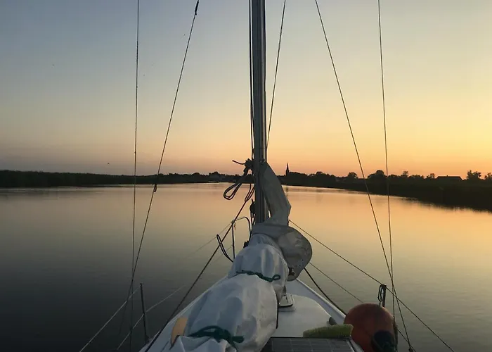 Baltic Waterfront Yacht House - Private Garden & Watersports Included 斯维诺乌伊希切