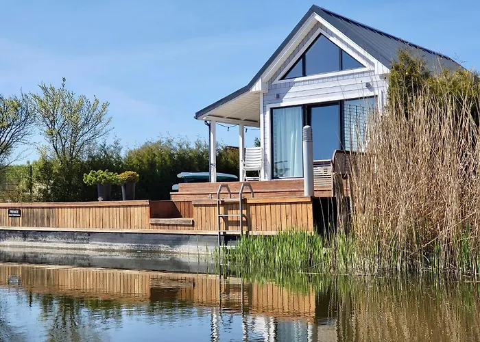 假日公园 Baltic Waterfront Yacht House - Private Garden & Watersports Included *