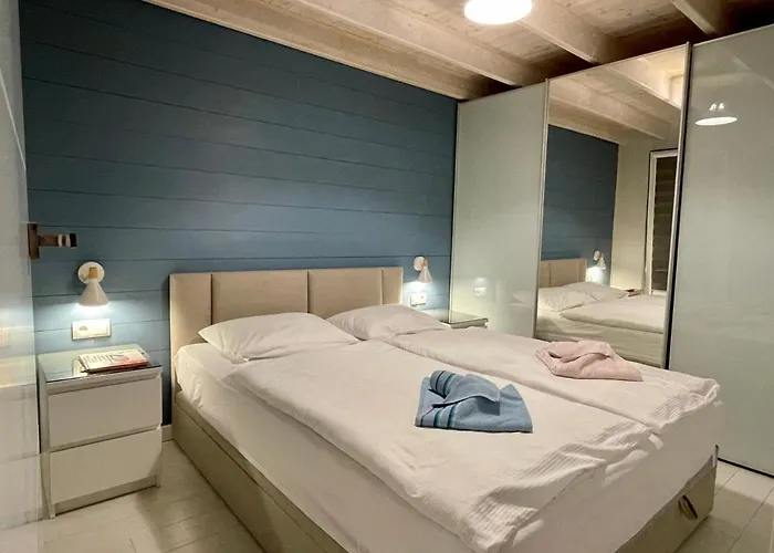 Baltic Waterfront Yacht House - Private Garden & Watersports Included 假日公园 *